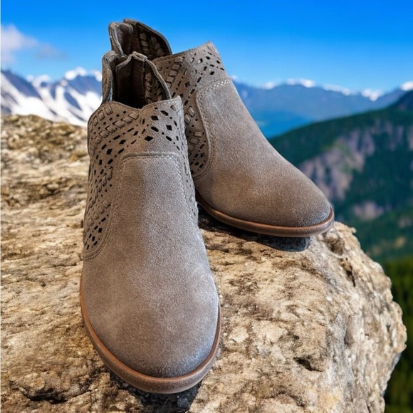 Vince Camuto tan suede leather booties. - Picture 5 of 8